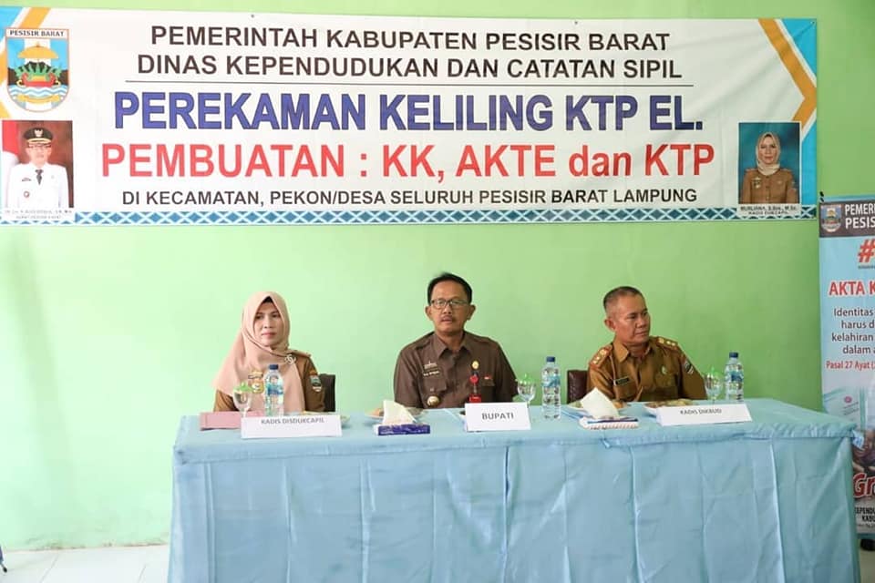 Penyerahan KTP-el kepada Siswa Siswi SMA N 1 Pesisir Tengah 3.jpg